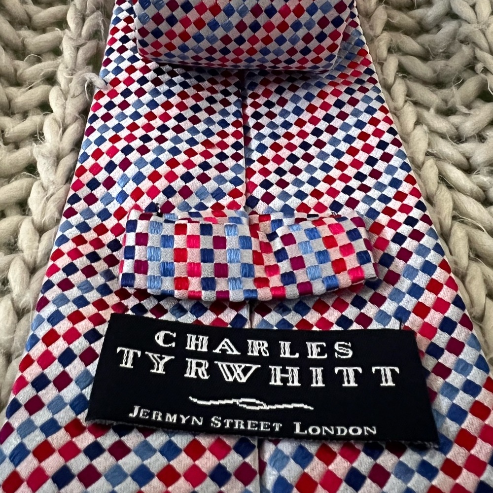 Charles Tyrehitt - Jermyn Street London 100% silk Made in Italy